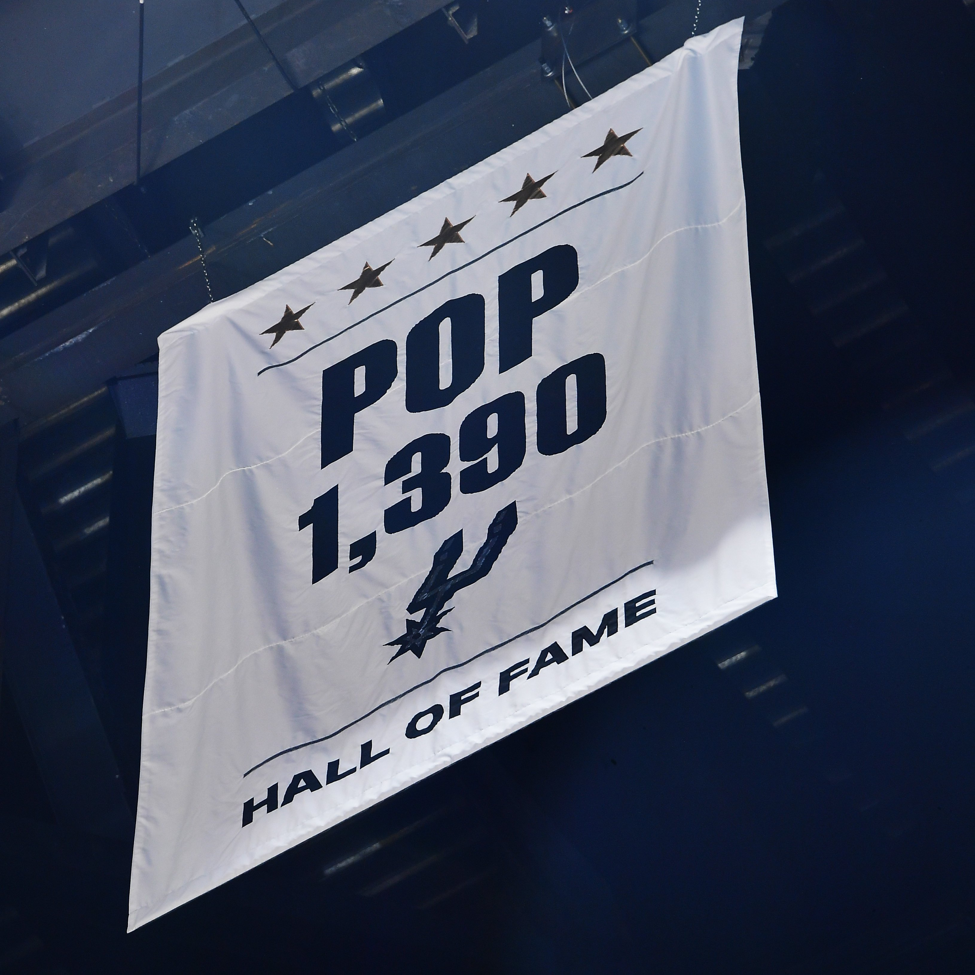 波波维奇退役很马刺 波波维奇老爷子没有退役仪式，马刺主场直接升旗老爷子执教胜场、