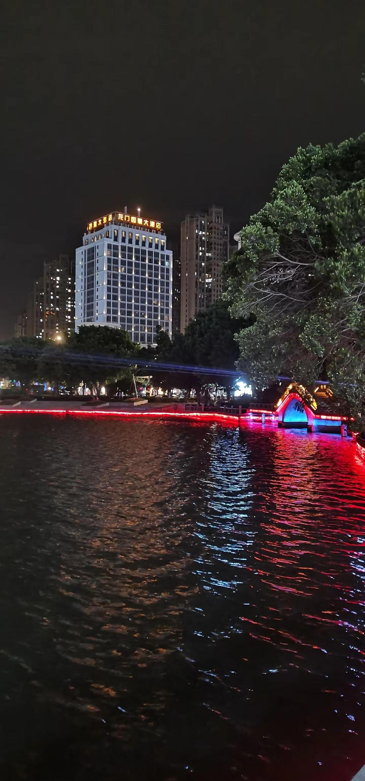 长山湖的夜色，红得滚烫！这一抹中国红，不仅点亮了夜空，更点亮了我们长乐的底气。作