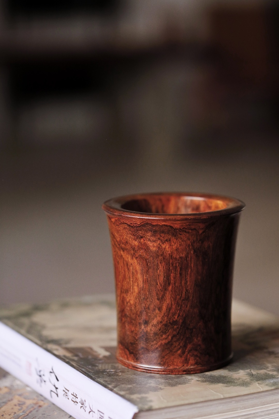 黄花梨 | 笔筒 极品老料，周身光素纹美质坚。整体造型端庄规整，简约雅致，尽显黄