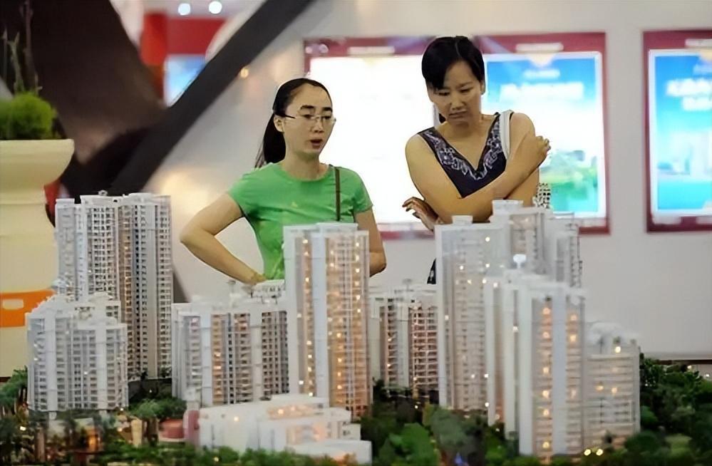 这几年，很多人明显感受到一件事：大城市房子买不起，背上房贷压力巨大；回到小城市，