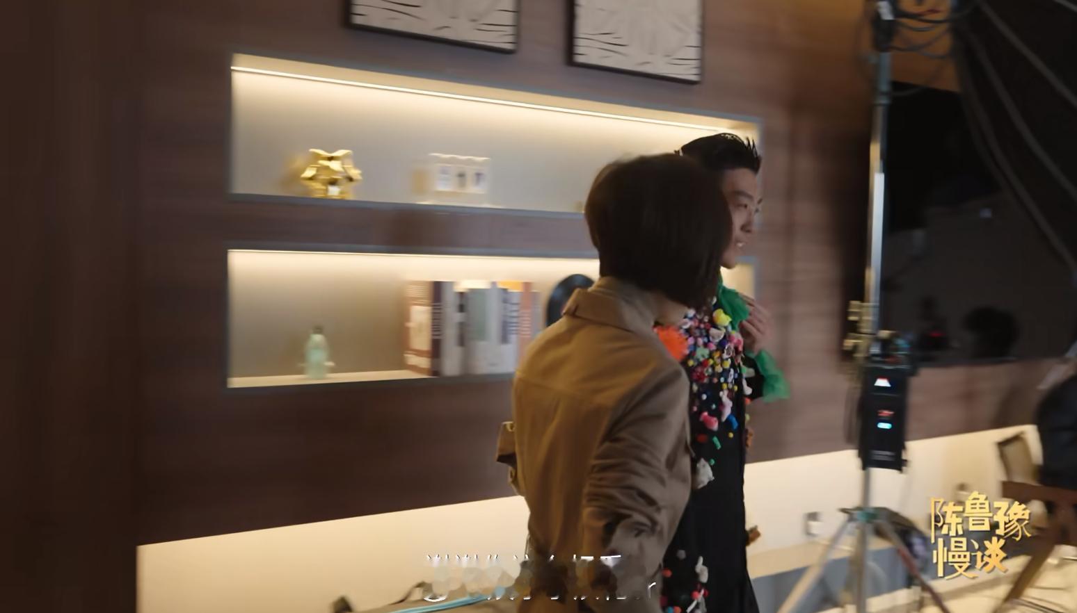 鲁豫 谢谢你这么好看鲁豫谢谢姜思达这么好看 鲁豫和姜思达对谈，鲁豫看着姜思达：“