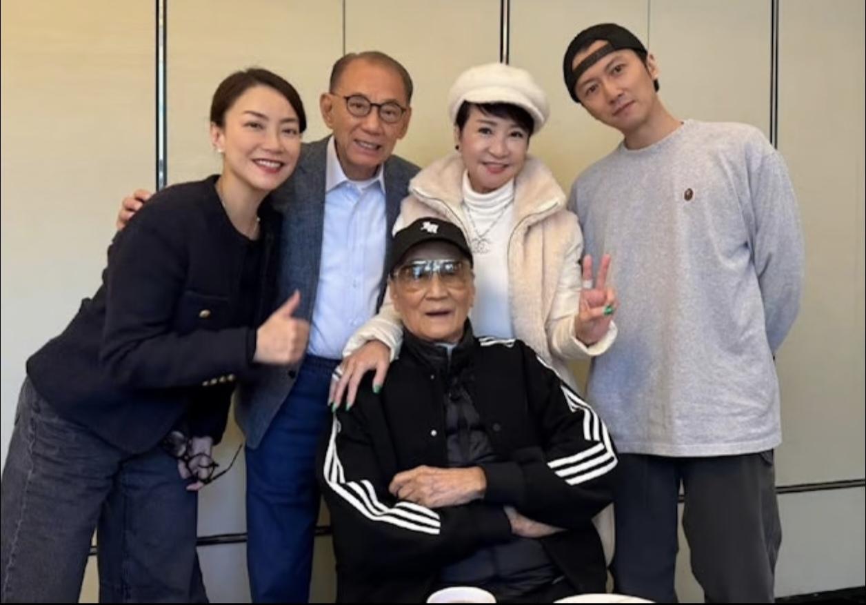 谢贤一辈子交心的好朋友，这一生有这么多朋友，走的时候大伙都真情实意送他
 
大伙