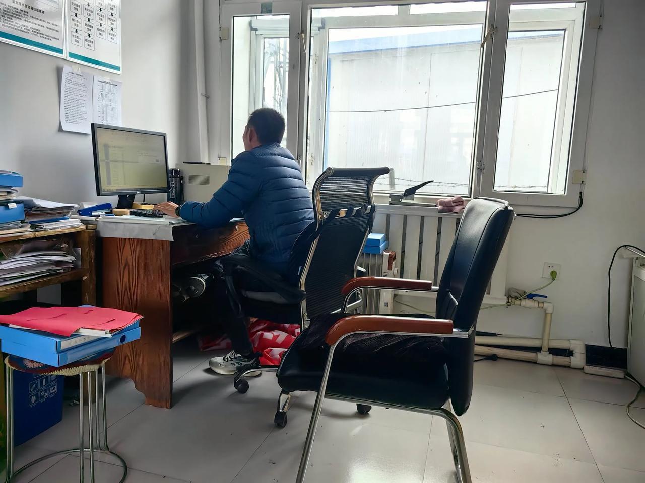 公务员入职第152天，工资、福利、加班、饮食，超乎想象

周六，外甥加班到晚7点