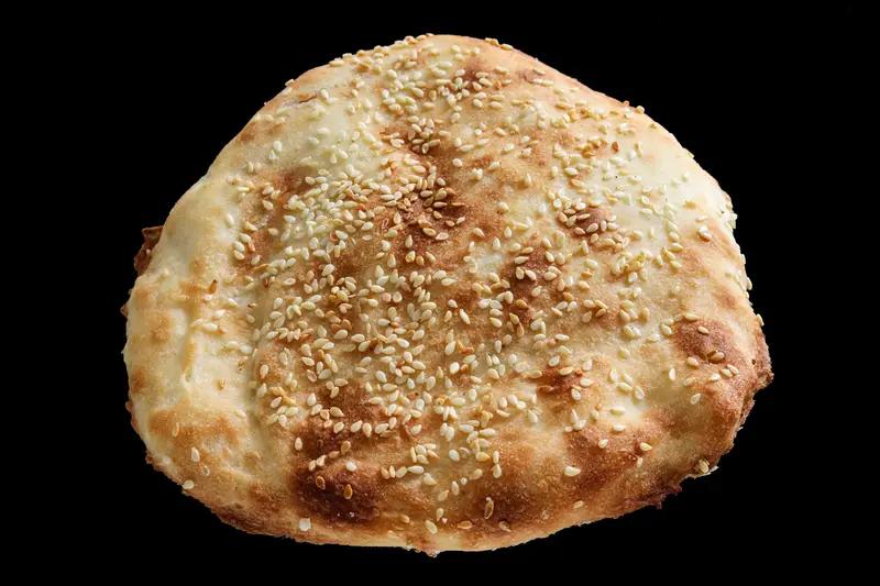 天津一小区围墙防盗刺插满烧饼馒头，这场景属实让人惊掉下巴。据居民说，是有大爷把这