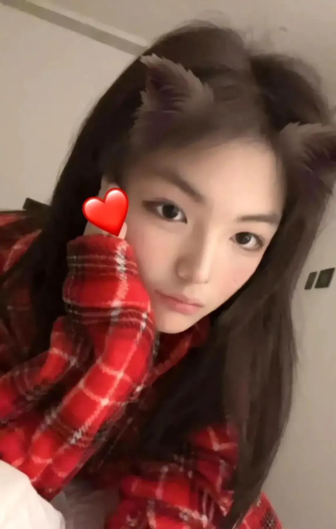 王诗龄520收到的巨型玫瑰熊要10万块，贫穷限制了我的想象力，这也太奢侈了吧？
