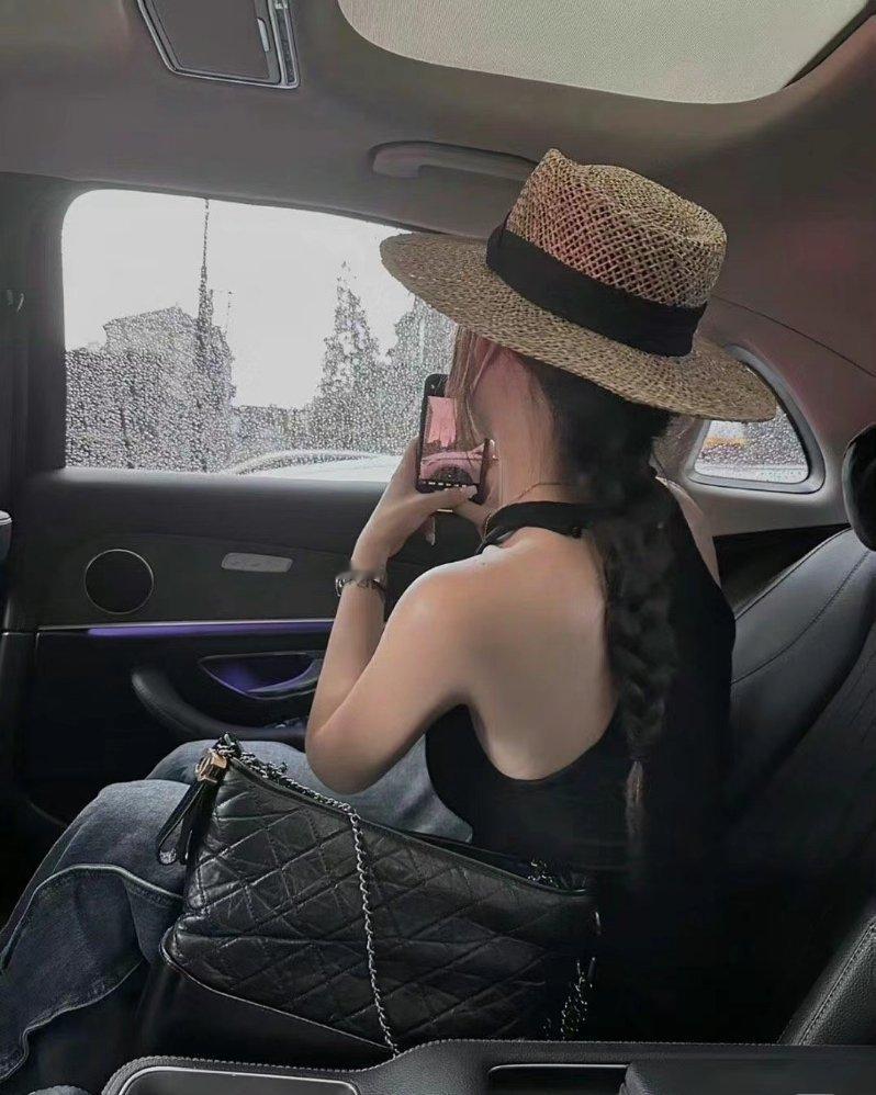 到了一定的年龄 要懂得把不满的心情和脾气调成静音模式 然后不动声色的打理自己 继