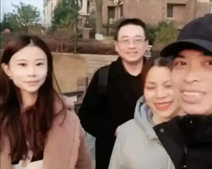 姚家男儿在抖音连发三条视频，说许敏和郭威母子关系已经缓和。

他举着手机录自己说