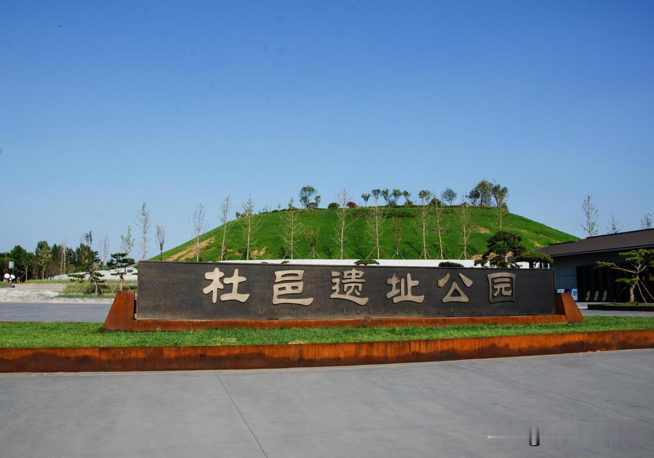参观西安瓦当博物馆
秦砖汉瓦渭河东，
杜陵古木傲苍穹。
残垣静卧千秋事，
化作云