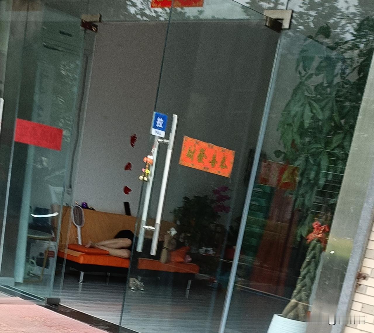 一条街上二十几个门面房，居然开了三家洗脚按摩店，而且像雨后春笋一般，忽然冒了出来
