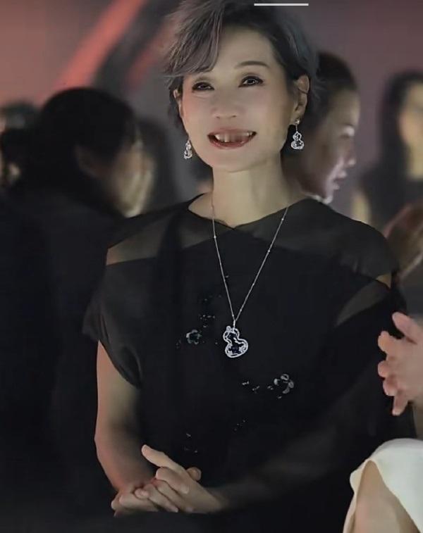 最近叶童在出席时尚华服奖的时候穿的很有意蕴，还有种飘逸洒脱之美。

叶童里面穿着