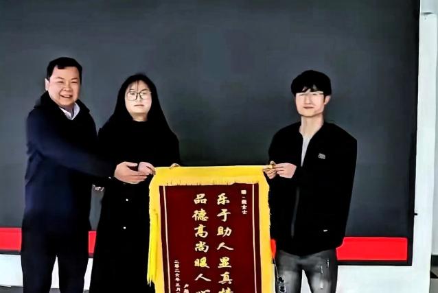 湖南，一网约车司机在接单途中突发疾病，于是他向后座的女乘客求助，没想到女乘客二话