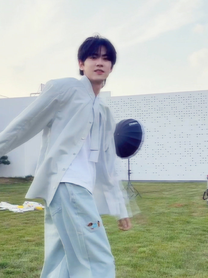 刘轩丞拍了别回头别停留往前走 刘轩丞周末营业 刘轩丞周末营业，刘轩丞拍了别回头别