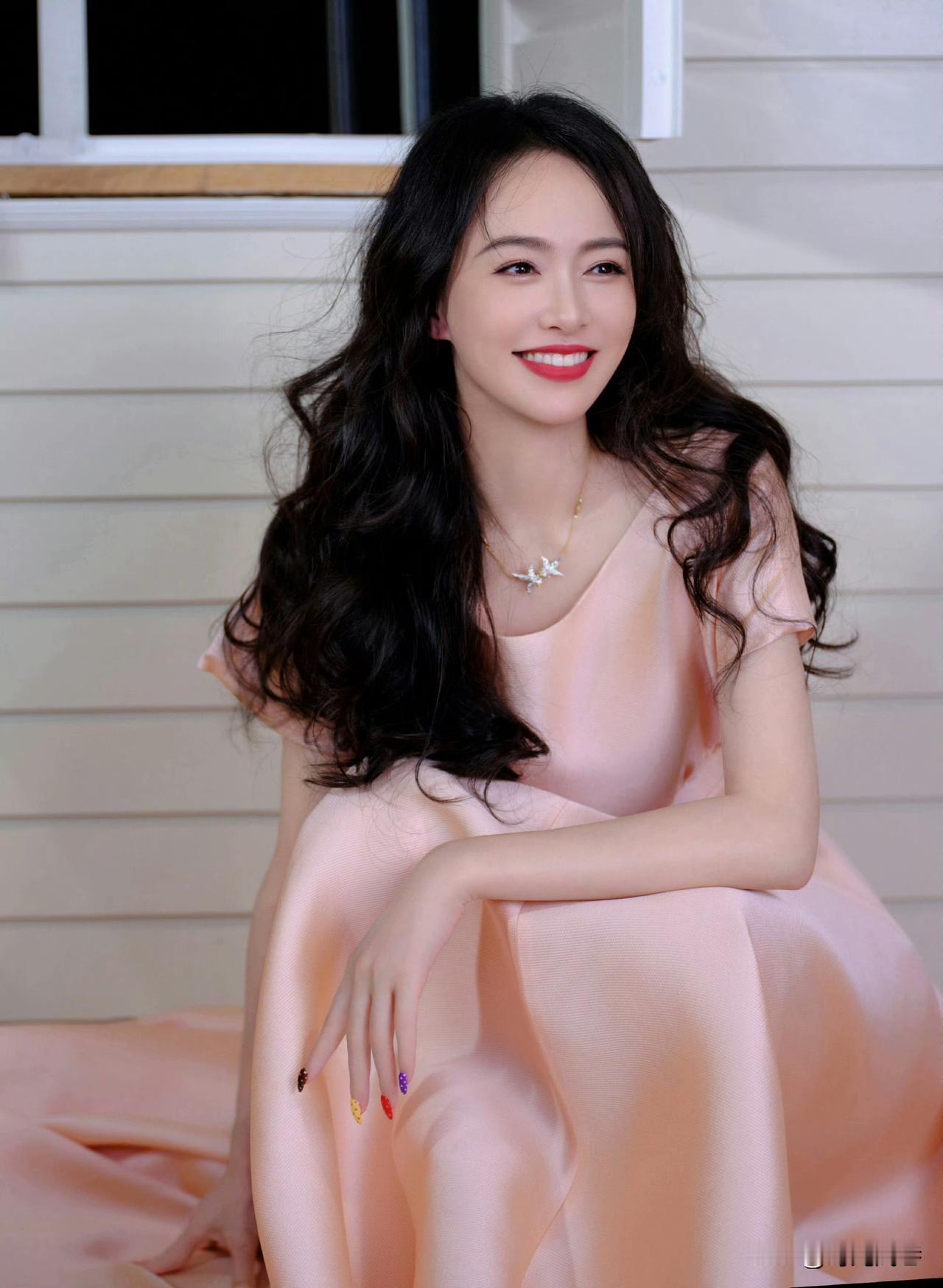 唐嫣的少女粉穿搭加上甜美可人的笑容，有没有甜到你？唐嫣