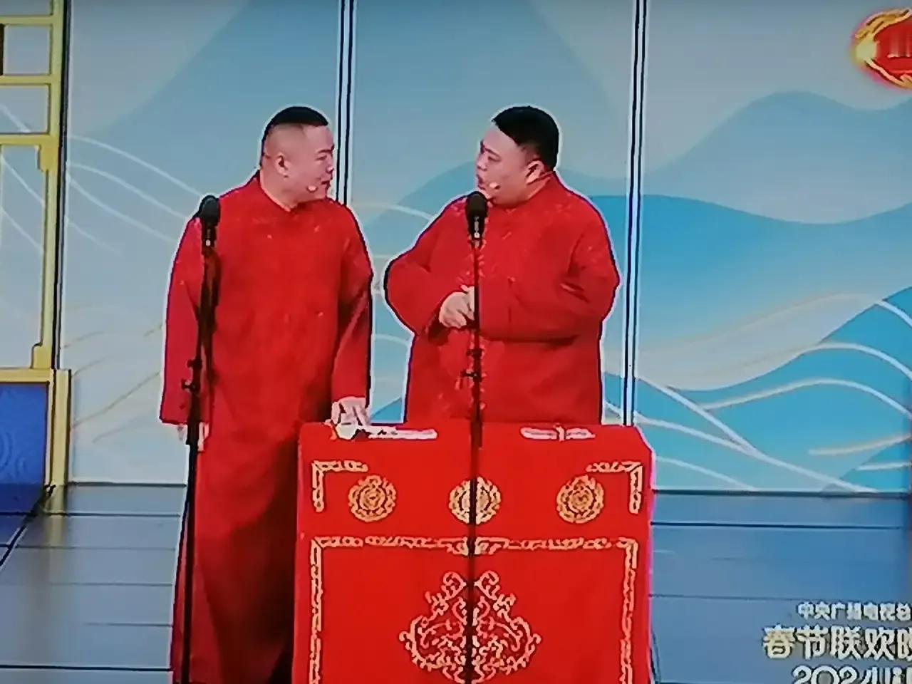 #趣评春晚#
现在的春晚就像是套公式，开场舞后主持人，岳岳悦悦说相声，一首歌曲多