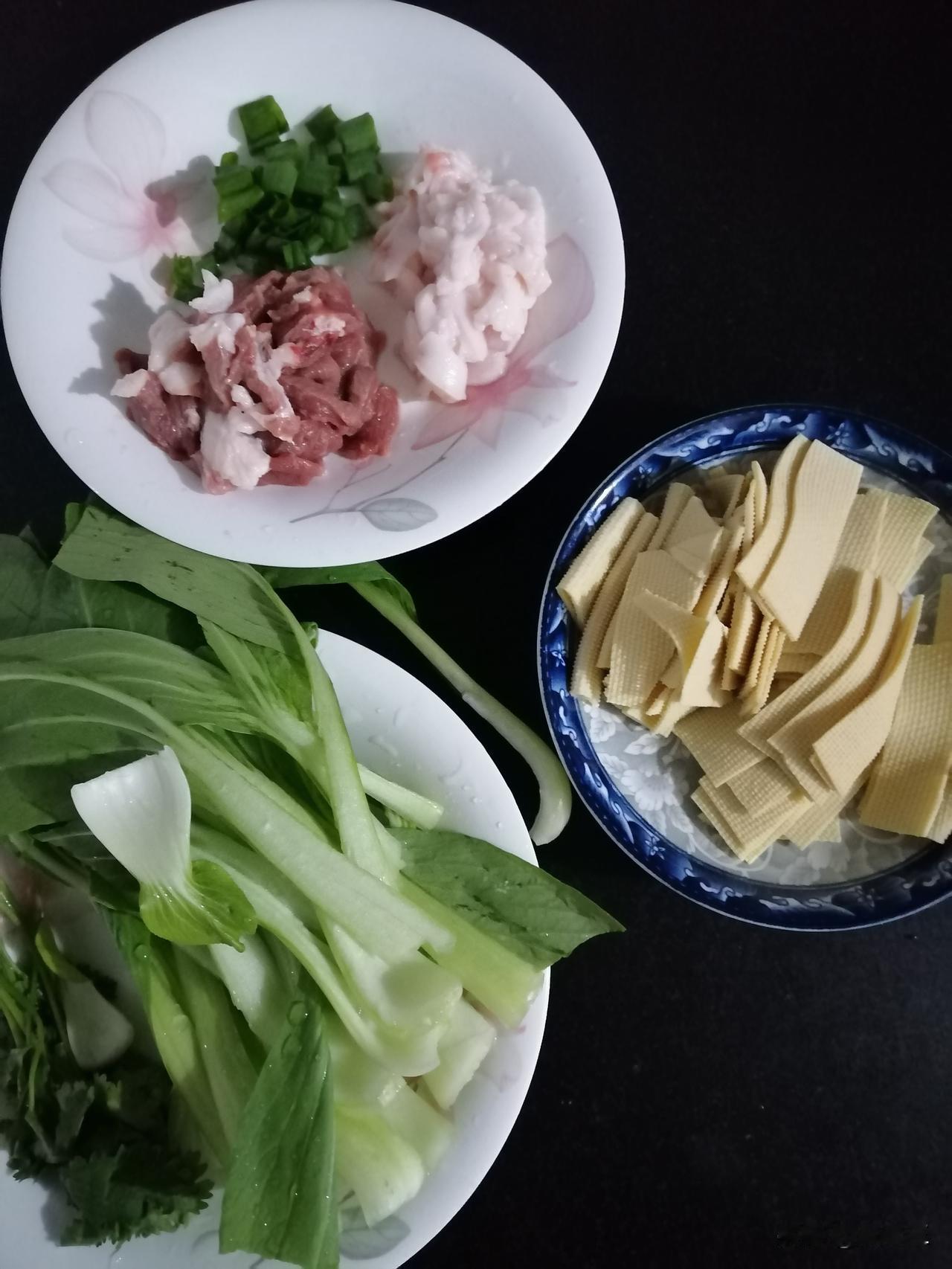 不知道凌晨四点多，有没有人看头条。

我的新长篇，今天就跟朋友们见面了。

我写