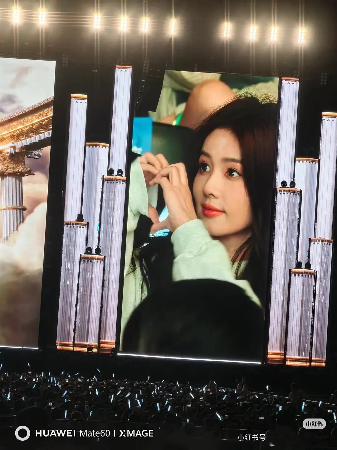 来看华为手机拍的白鹿生图，状态真好 ​​​