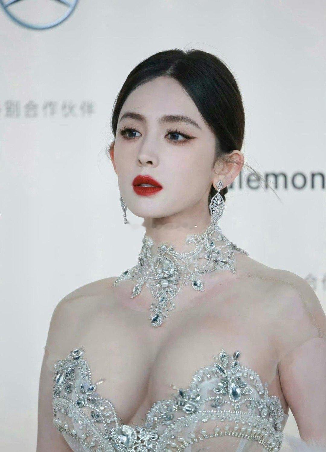 娜扎是怎么做到一会儿大一会儿小的 