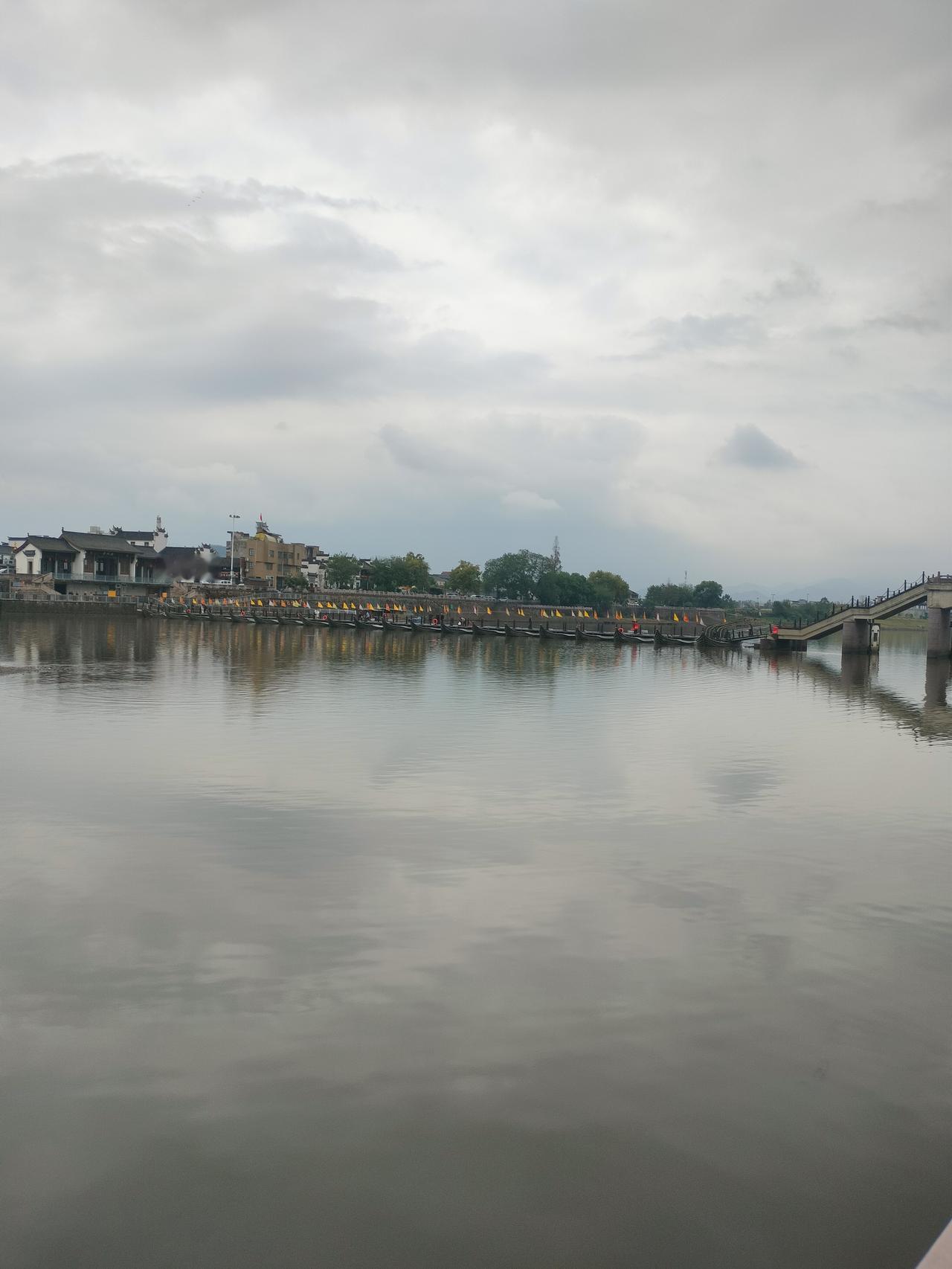 不值得，因为平时我家人都不受工作的约束，所以每年出去旅游，我们都会错峰旅游，不堵