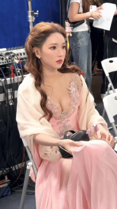 后台落座的程潇好美程潇美得好震撼 程潇今晚的造型真的封神，后台落座的粉色礼服配卷