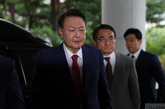 特检第二次对尹锡悦的调查持续约
9小时30多分结束，迟到1分钟抵达的尹锡悦中午没