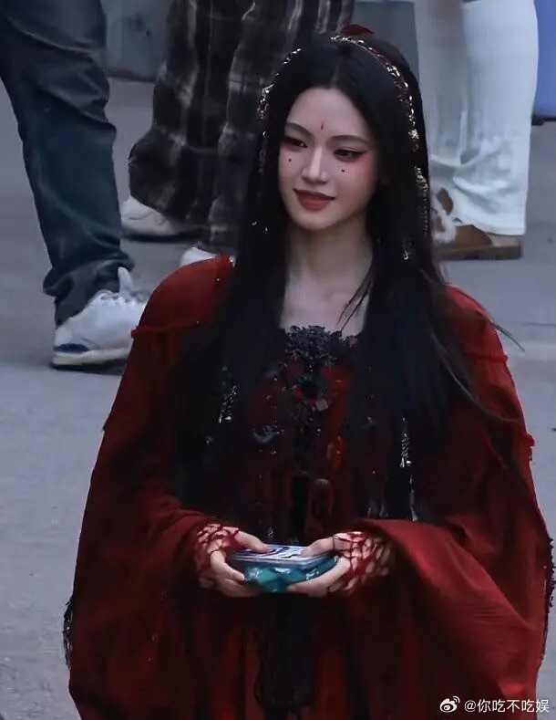 这妆容浓的真的可以说看脸识人了。 