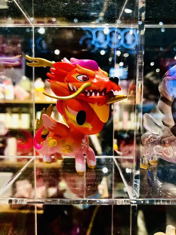 “中式情绪价值”正以独特魅力联动世界。它与西方“个体张扬、即时满足”不同，内核是