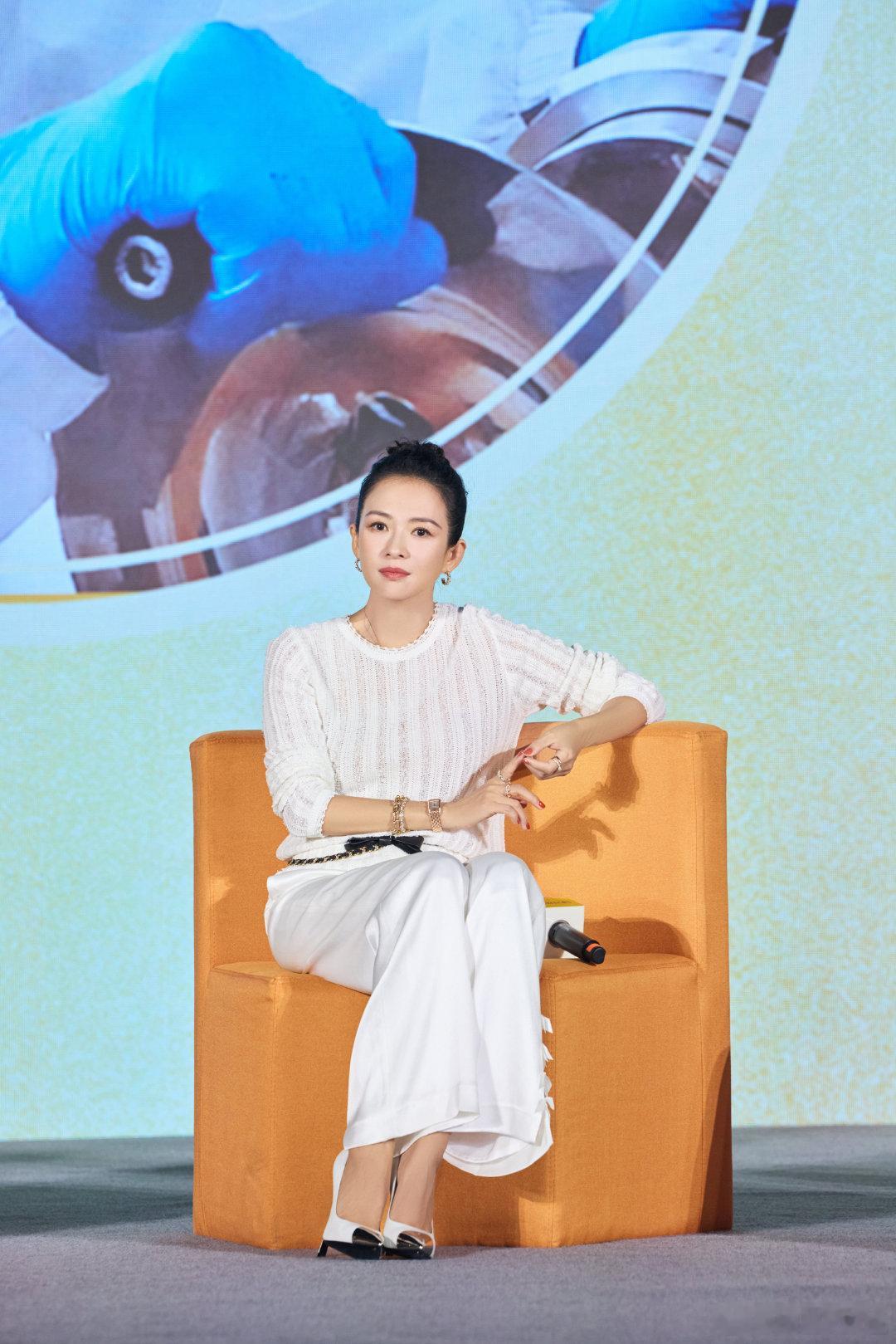章子怡谈女儿现场落泪 镜头前谈及女儿时的潸然泪下，藏着章子怡作为母亲最真挚的柔软