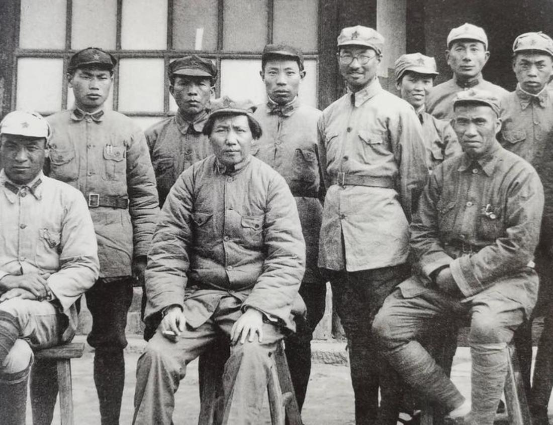 1937年，毛主席、朱老总、贺子珍与延安抗日军事政治大学部分学员合影。
前排左起