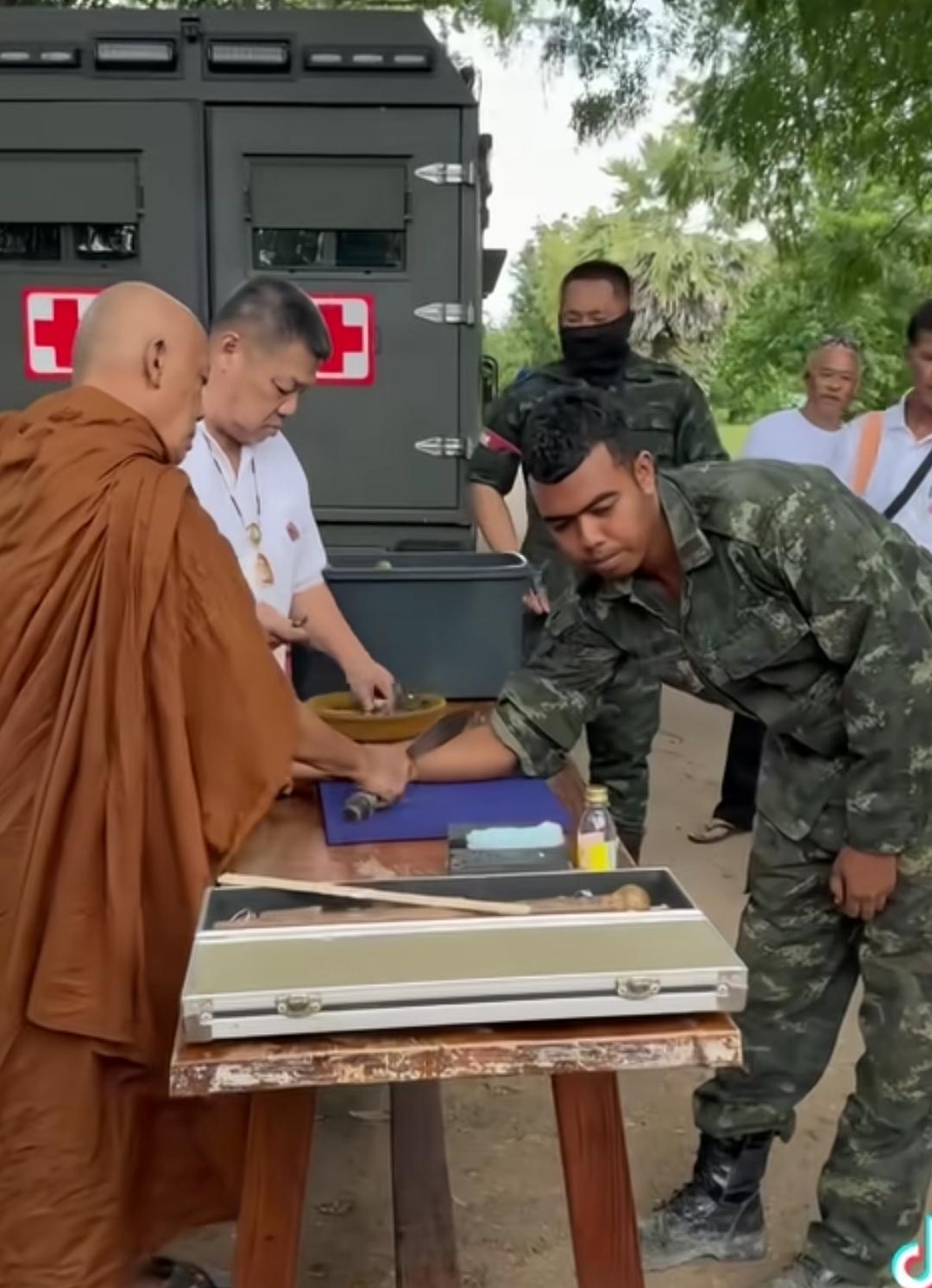 泰战士冲锋陷阵前，先过法师砍刀技，这是以前圣莲教吗？为什么不让泰国法师上前线，这