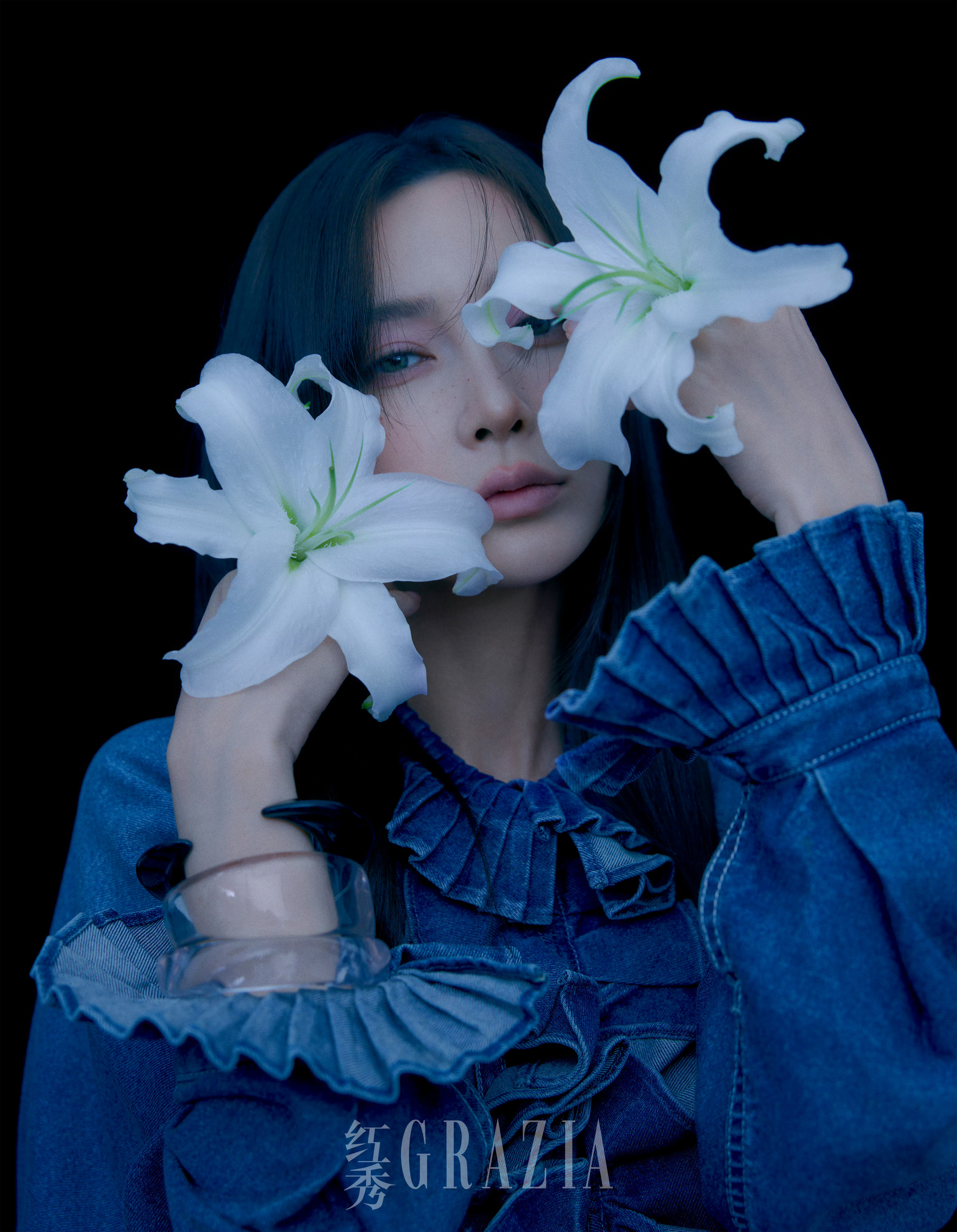 明艳逼人、夺目耀眼的这么一位浓颜系天花板，褪去浓烈美艳，放下张扬华丽，素净妆容下