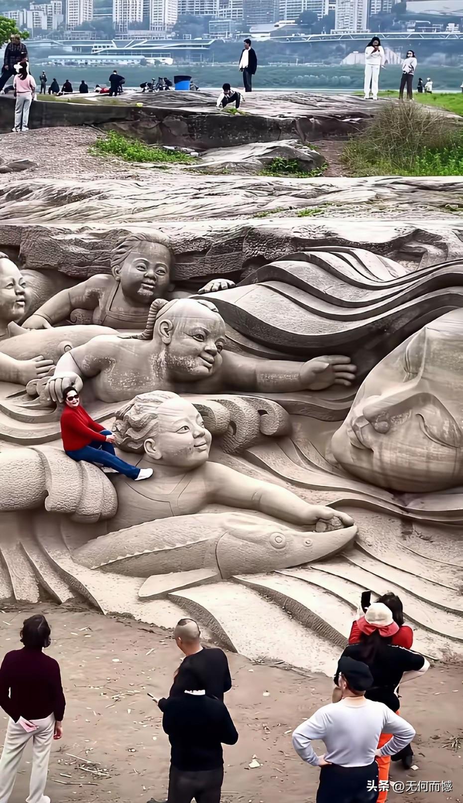 近日，重庆哑巴洞江滩，因长江水位下降，一幅震撼人心的“长江百子图”石刻重见天日。