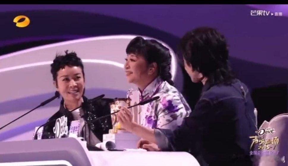 那英我觉得我太快乐了 英子接梗永远在线！殷秀梅点评危晋宇《雪花的快乐》时，那英秒