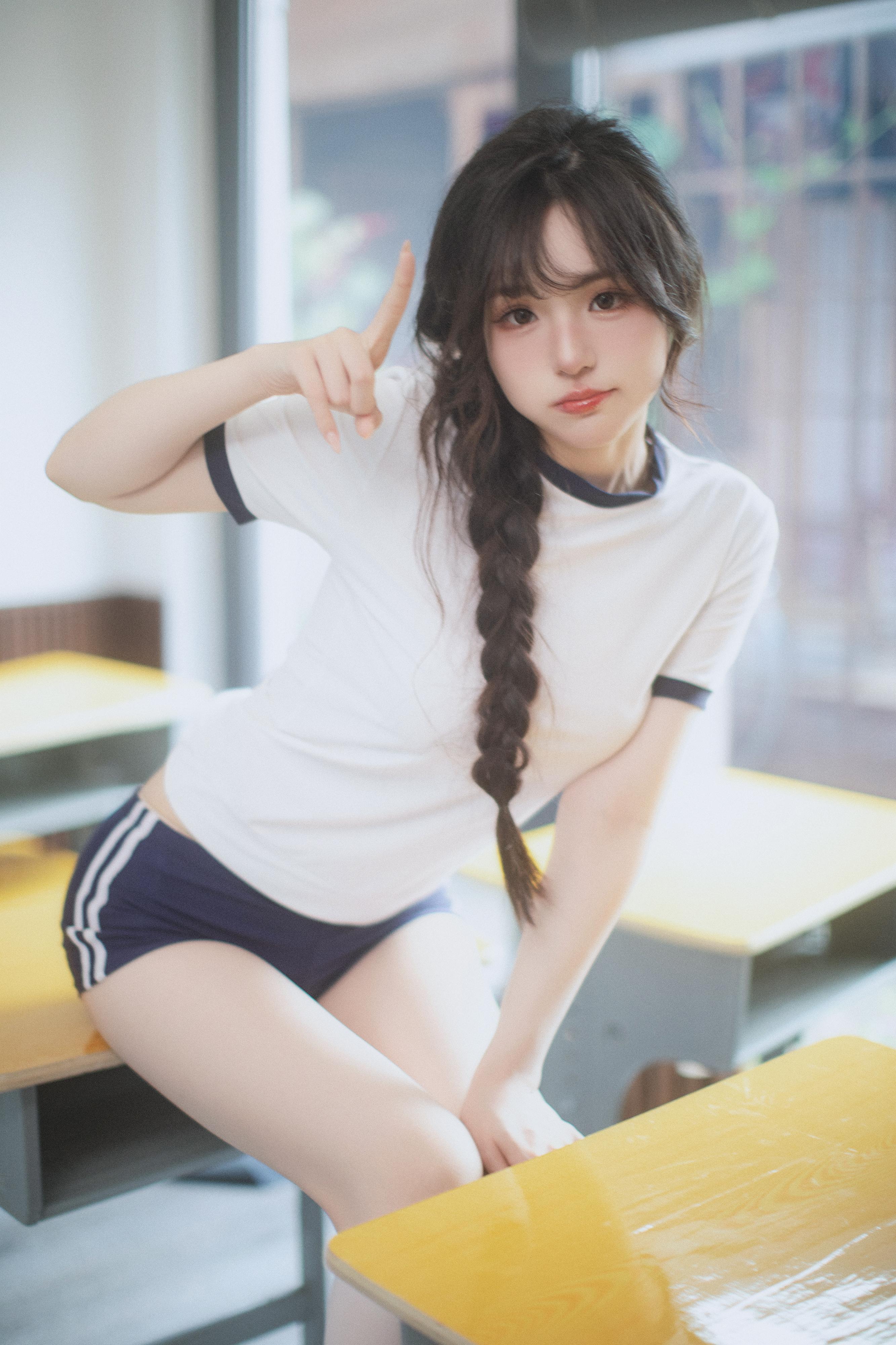 满满的元气少女。小叶老师太好看了，拍摄花絮可以看上一条的内容