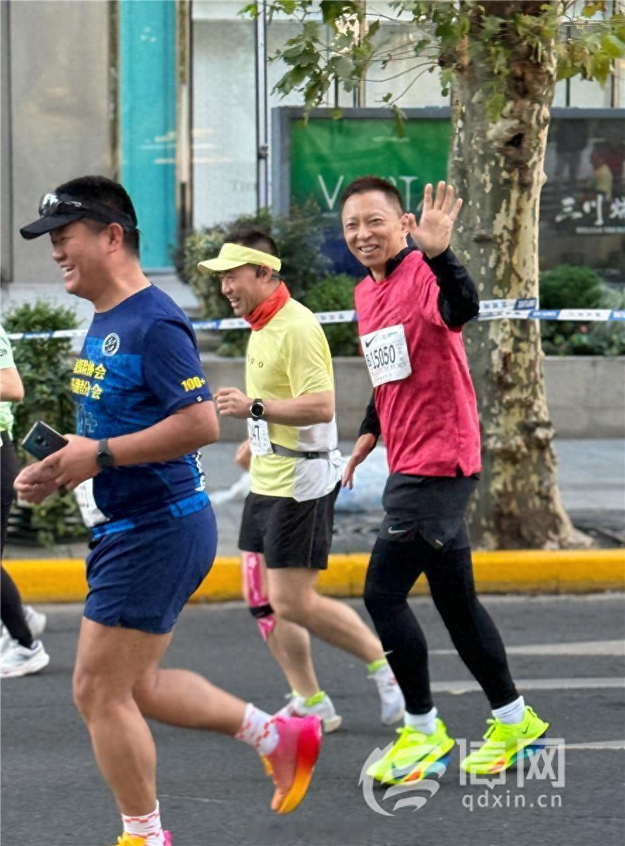 张朝阳参加了2024上海马拉松……而且，没看错的话，他需要中途出赛道把里面打底保