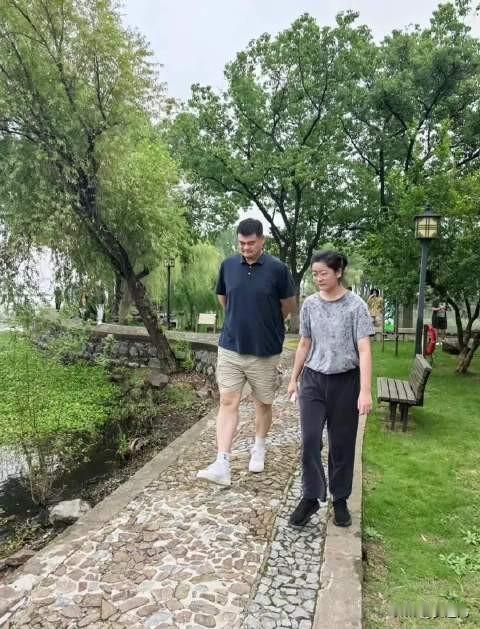 姚明一家现身苏州太湖，16岁女儿身高近1米9引关注
姚明一家低调现身苏州太湖西山
