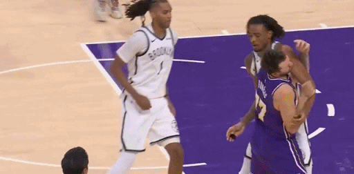 真坏！扎威耍心机送给东契奇一技犯！
在今天NBA常规赛篮网对阵湖人的比赛中，扎威