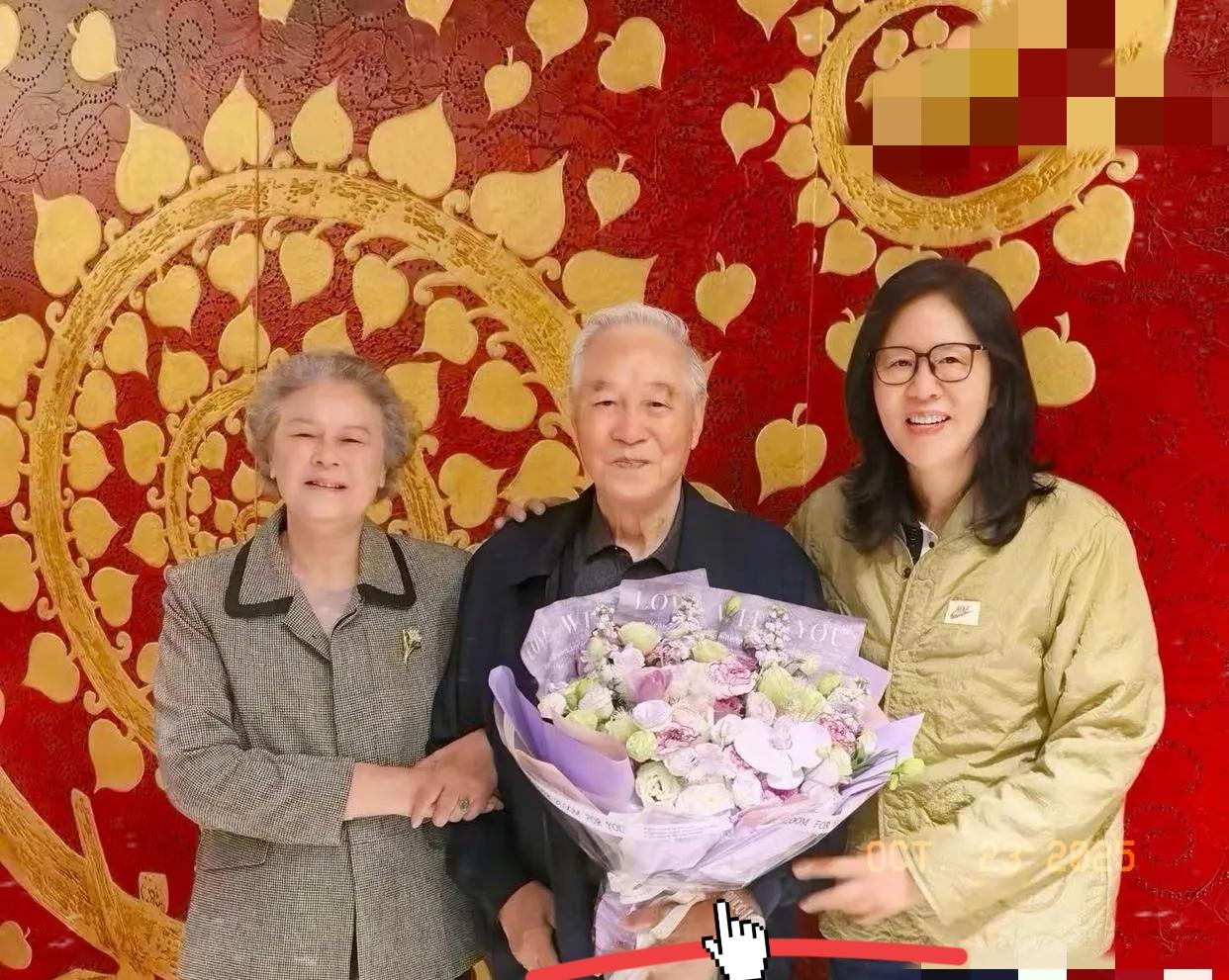 近日
郎平icon来到山城重庆icon，看望前中国女排icon主教练邓若曾和夫人