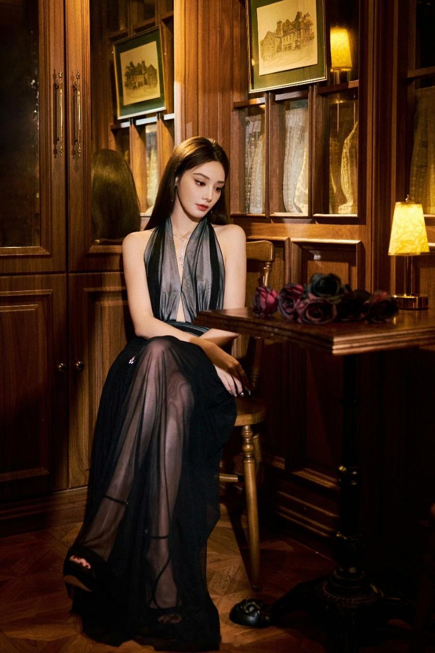 彭小苒生频震撼 当红毯生图成为检验颜值的终极考场，彭小苒用无可挑剔的状态交出了一