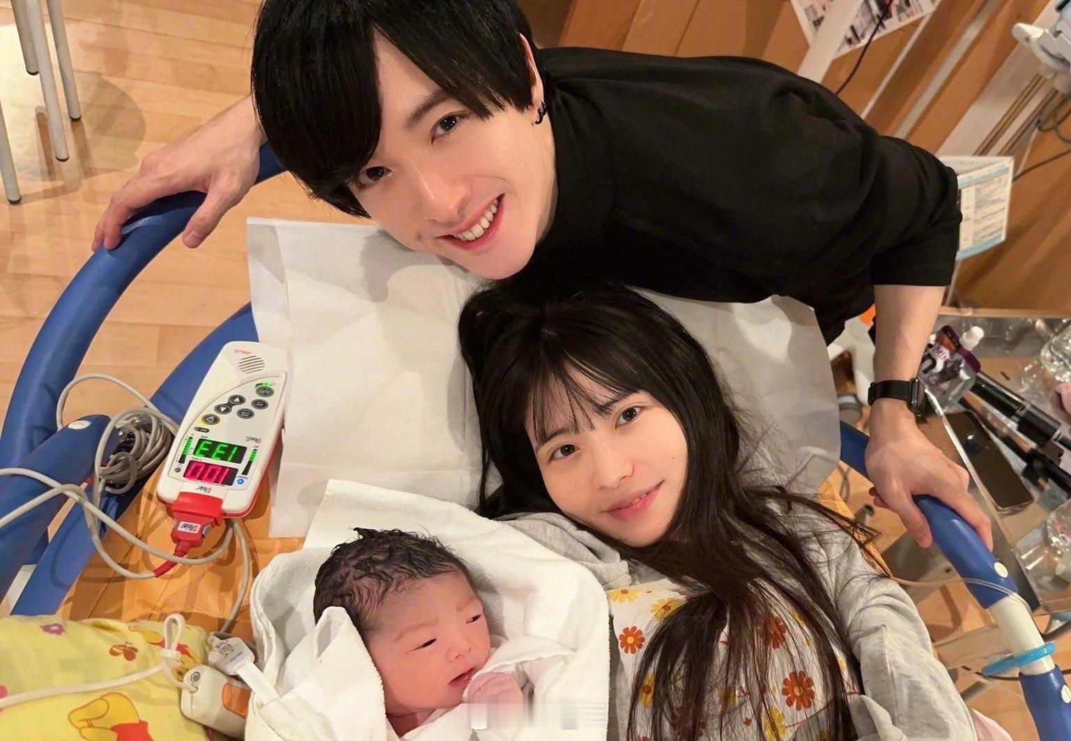 据悉，“假面骑士 Drive”演员上远野太洸（31 岁）与前偶像组合假面女子成员