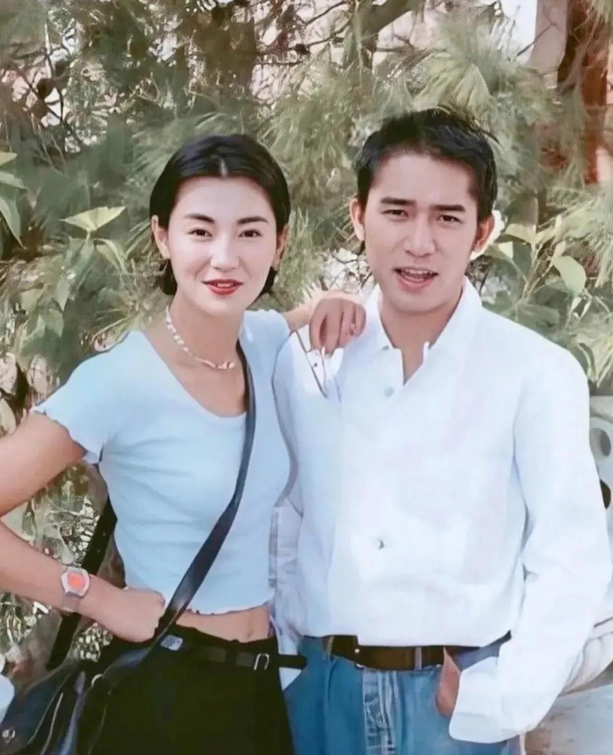 当年的梁朝伟和张曼玉，这是他们的青春，也是很多人的青春回忆。
照片里张曼玉身姿曼