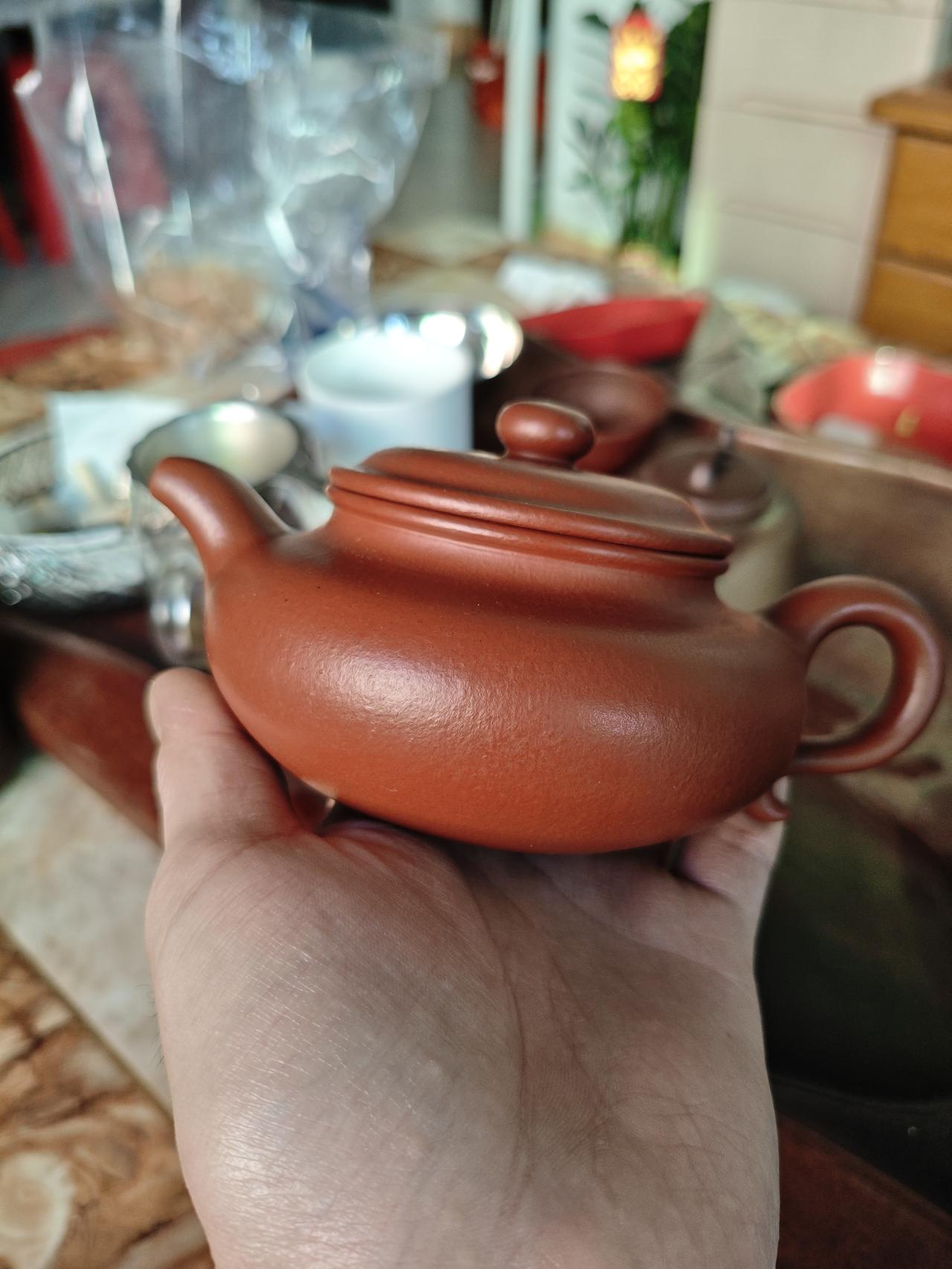 因为工作忙碌，无暇休闲，很久没买壶了，最近入了把朱泥仿古壶，形体稍微差了点，没有