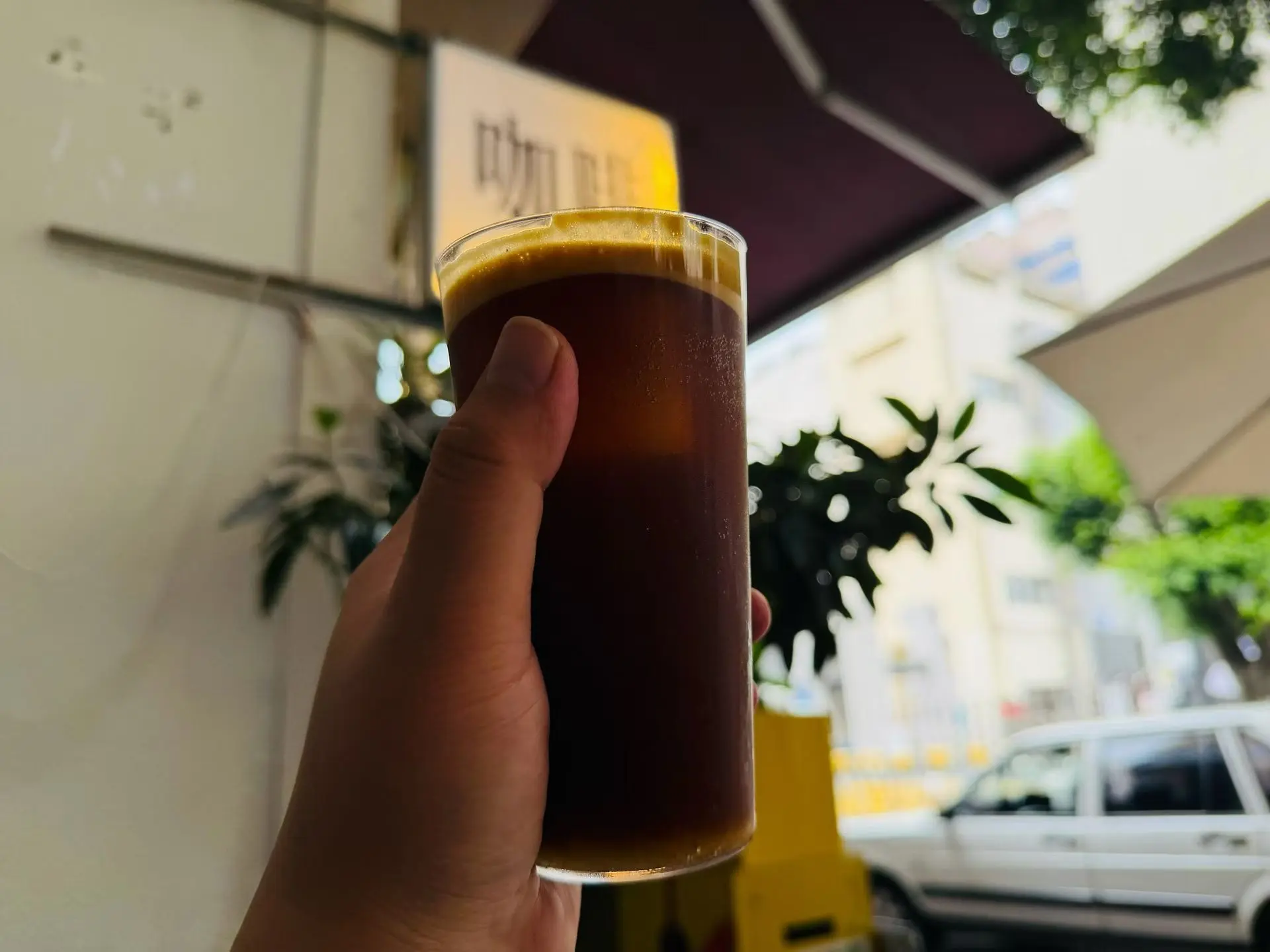 坐在成都的街头。 喝一杯冰美式。 多少钱有一点点惬意的。 往后的日子...