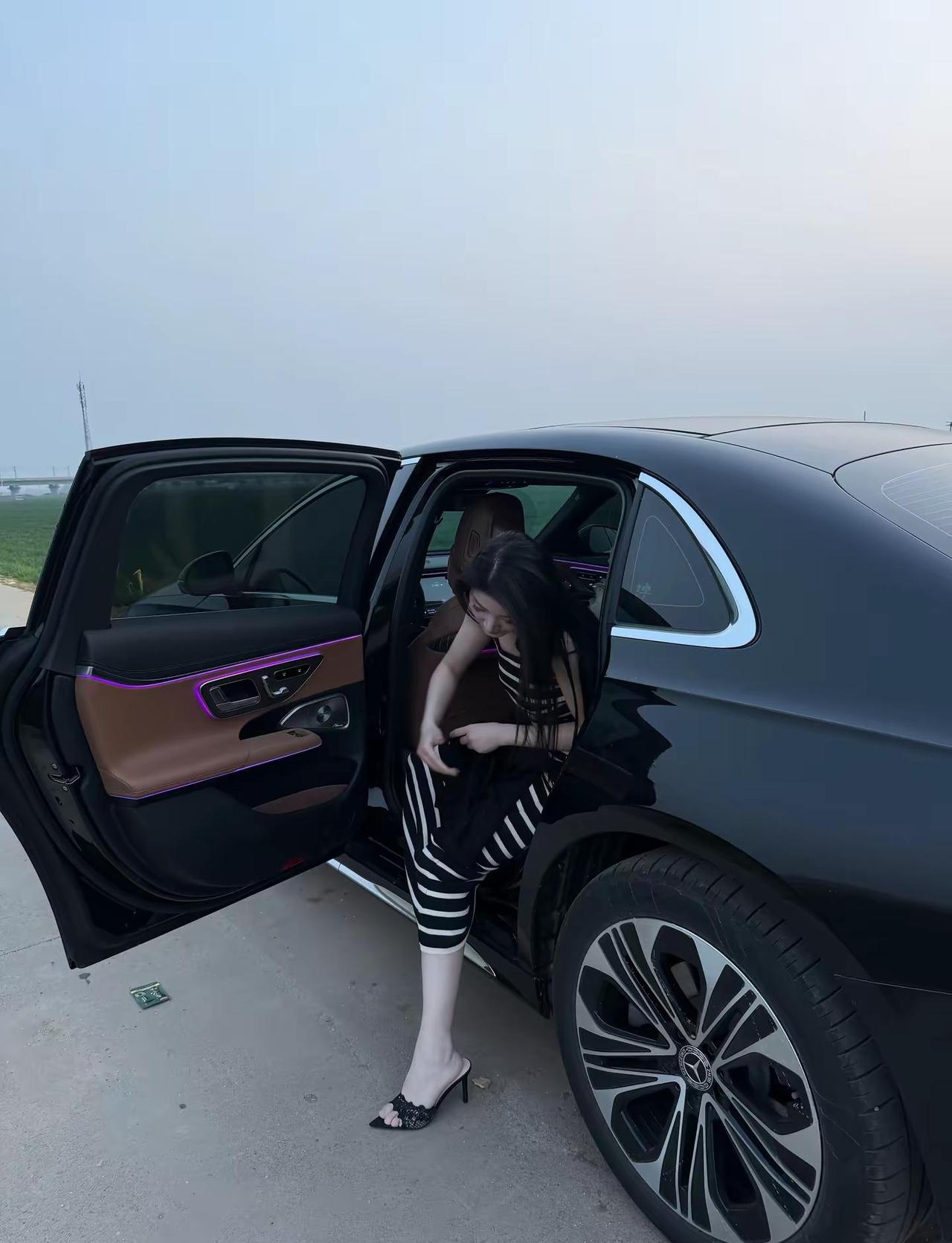 5200肯定会给你转的，今天限额了，等下个月5万都给你转，你先来酒店好吗？