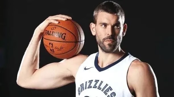 NBA灰熊队历史最强阵容1. 控球后卫：迈克·康利队史助攻王和抢断王，2013年