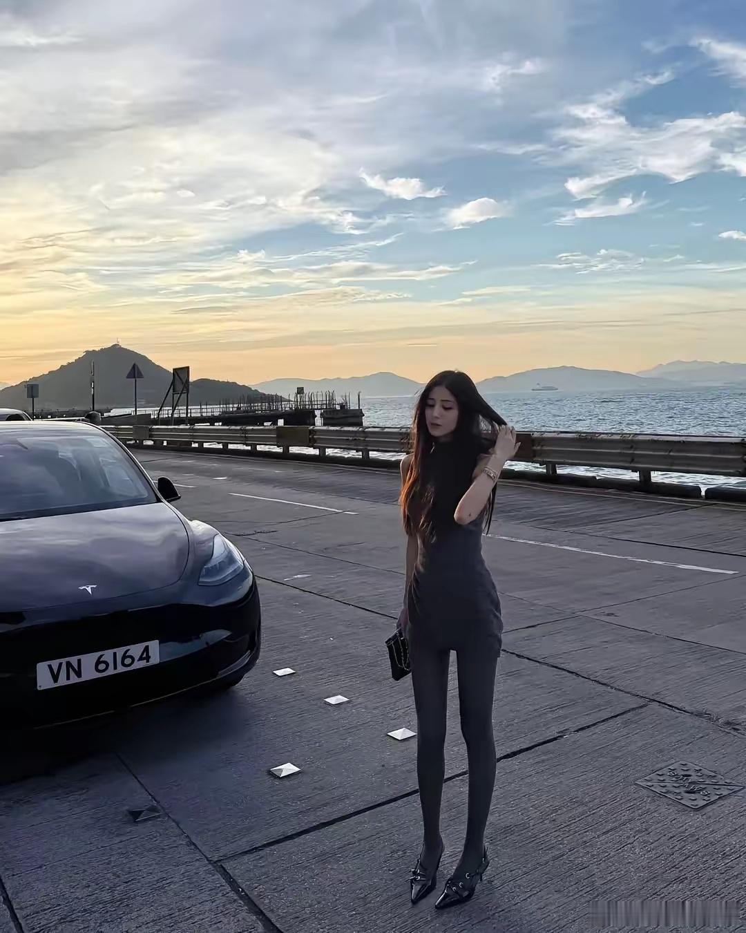如果把新能源车牌改成像特斯拉这种白底黑字的，大家觉得怎么样？ ​​​