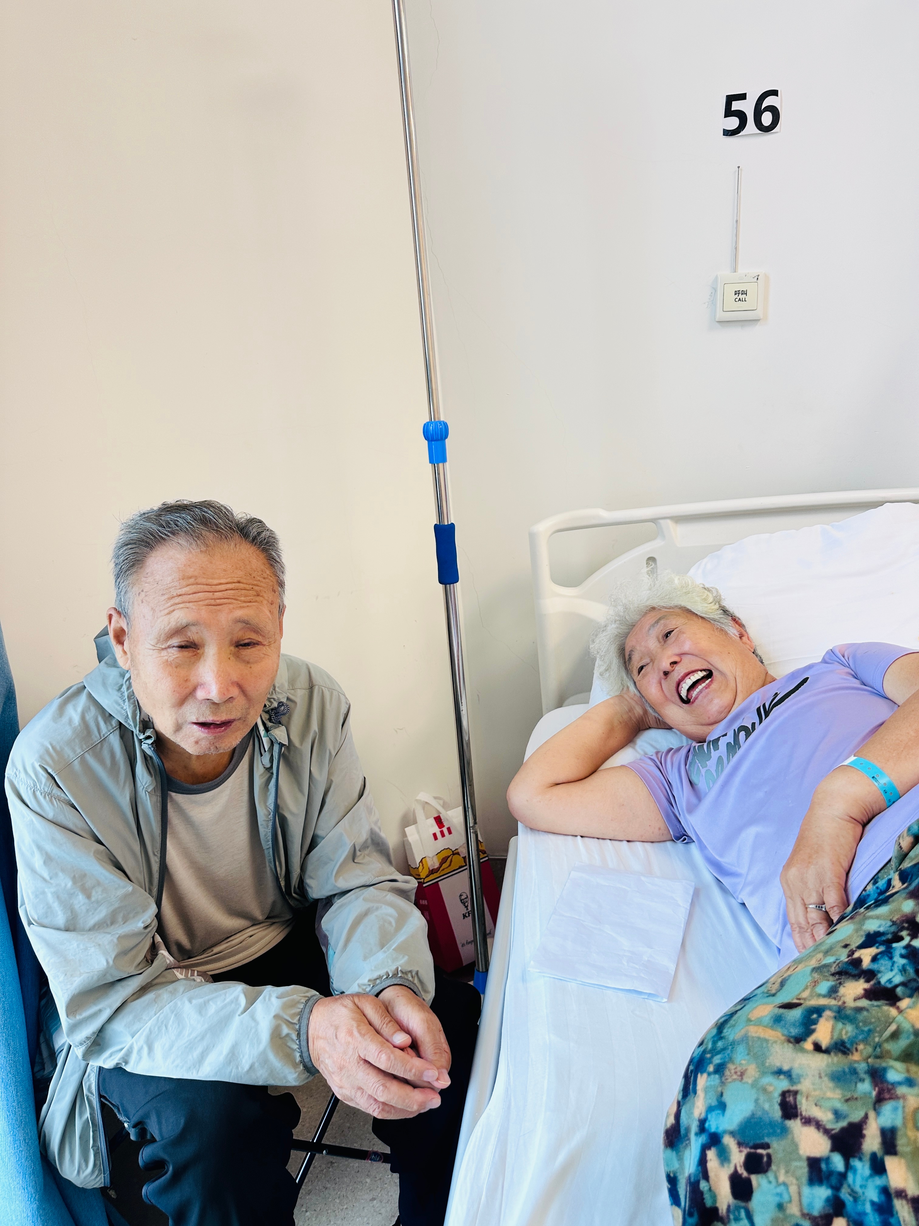 10天回来陪妈妈每天都是6点前起床每天都陪妈妈在医院打针换药每天都只睡五个多小时