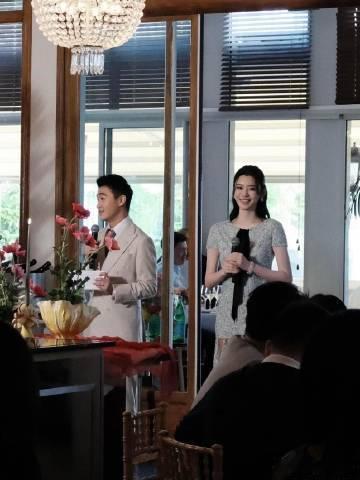 何猷君奚梦瑶婚礼欢迎晚宴2026 年 5 月 31 日，法国多维尔庄园的空气中弥
