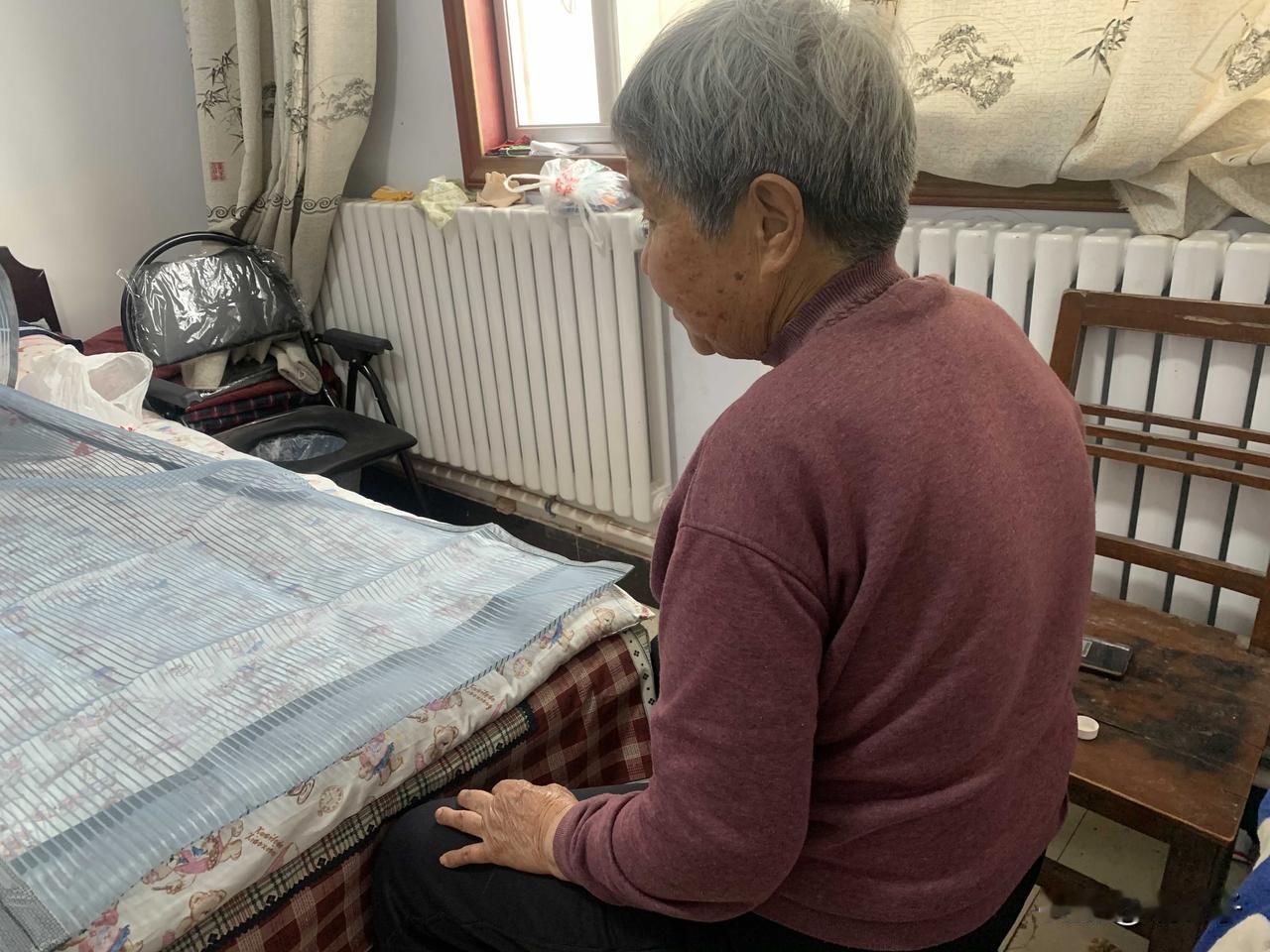 我把自己困在原生家庭的委屈里，走不出来了。父母老了，哥哥瘫痪，全家的担子都在我身