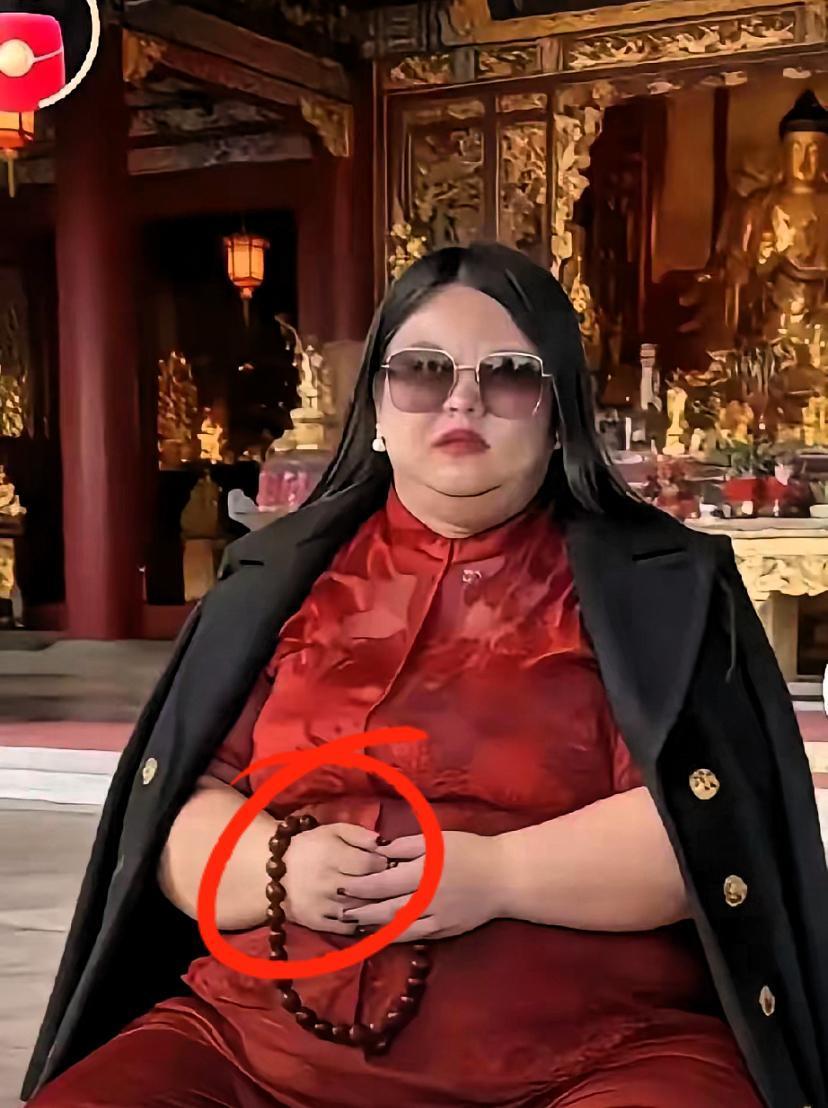 还记得李湘被恶意P图那阵吗？
全网都在拿她身材开玩笑，
嘲讽声铺天盖地。

可她