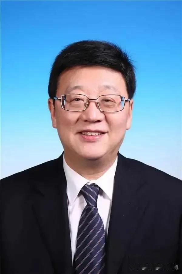 李钺锋，1958年生于重庆渝中，籍贯是台湾中坜，1976年在
李钺锋传奇背后的真